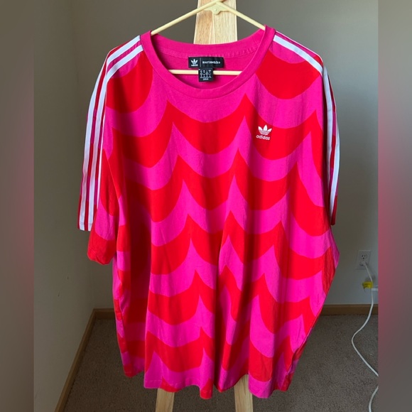Marimekko Tops - Adidas X Marimekko Graphic Tee Top 4X Pink and Red Wave Valentine’s 100% Cotton